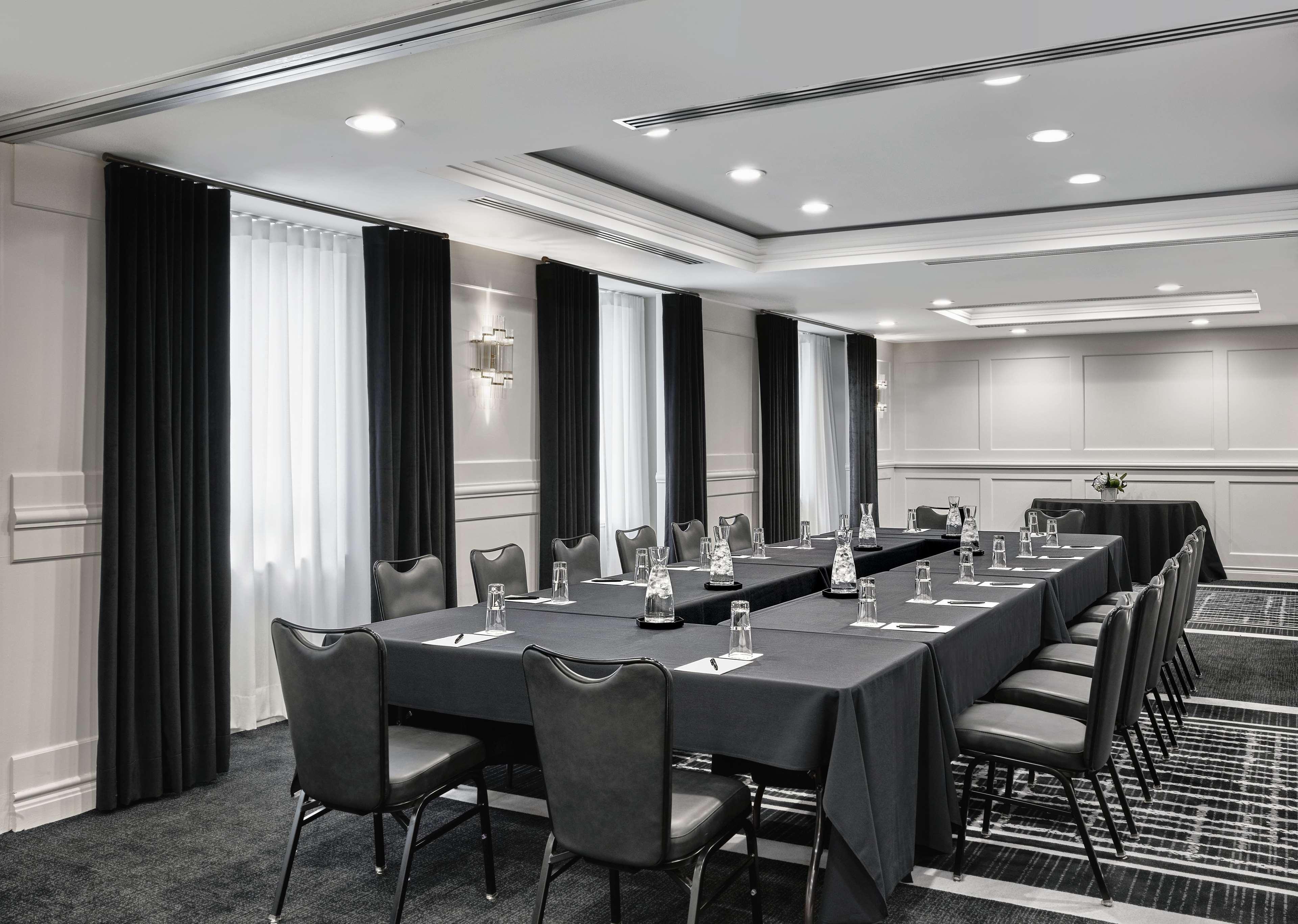 Vogue Hotel Montreal Downtown, Curio Collection By Hilton מראה חיצוני תמונה