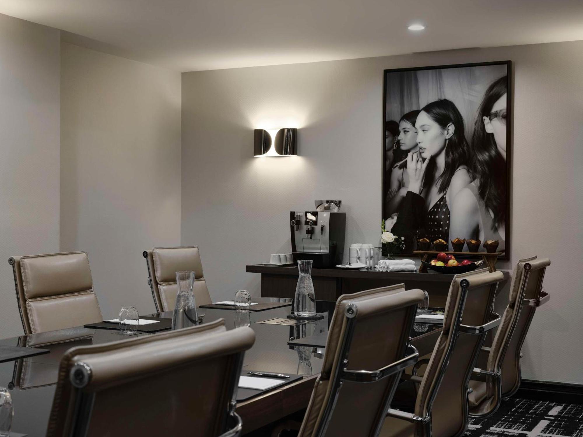 Vogue Hotel Montreal Downtown, Curio Collection By Hilton מראה חיצוני תמונה
