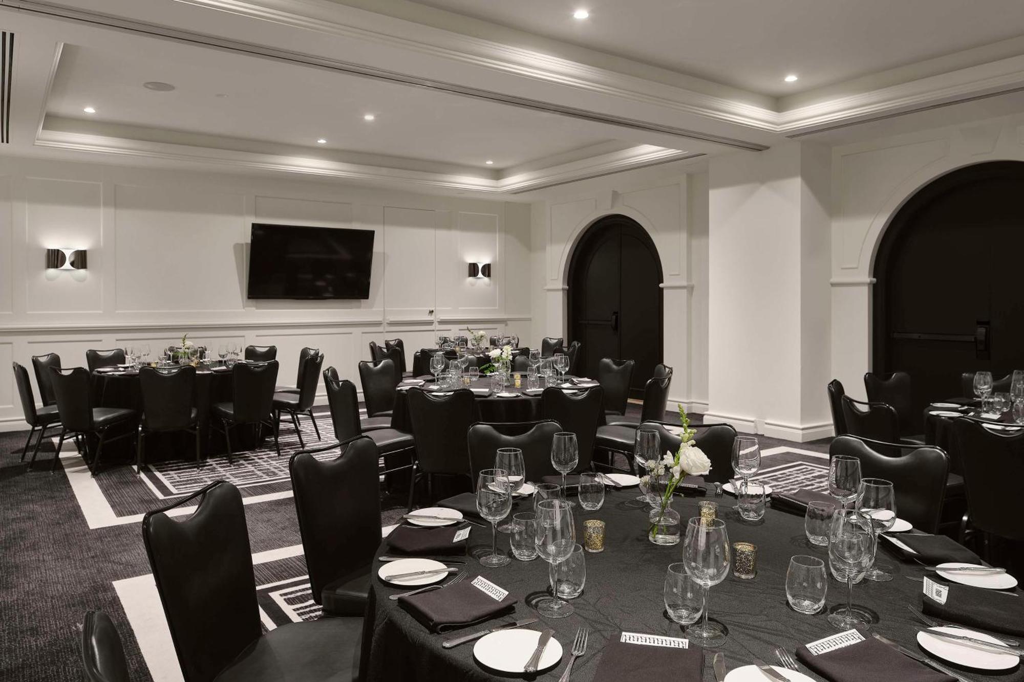 Vogue Hotel Montreal Downtown, Curio Collection By Hilton מראה חיצוני תמונה