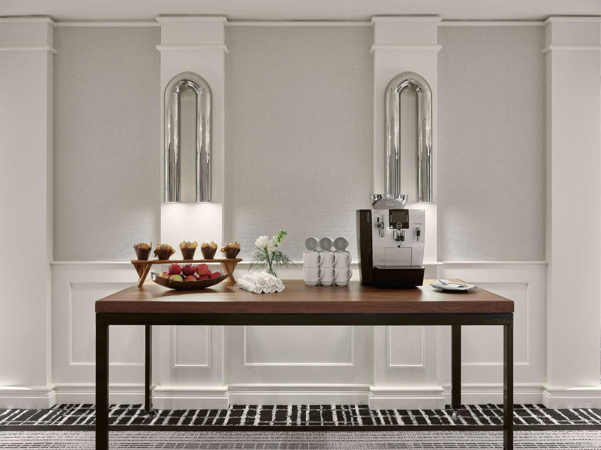 Vogue Hotel Montreal Downtown, Curio Collection By Hilton מראה חיצוני תמונה