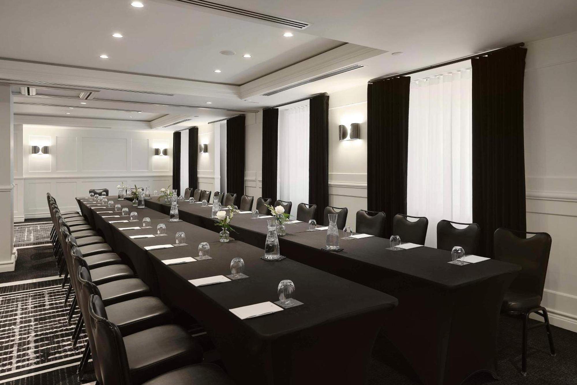 Vogue Hotel Montreal Downtown, Curio Collection By Hilton מראה חיצוני תמונה