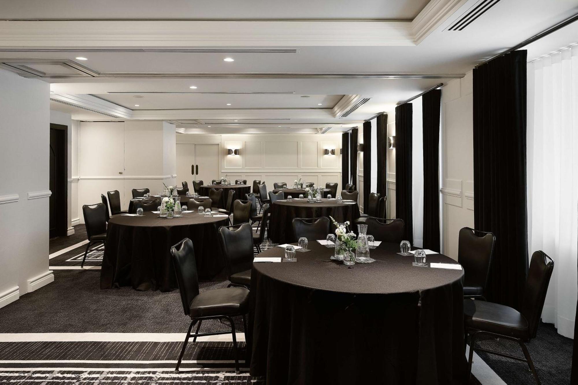 Vogue Hotel Montreal Downtown, Curio Collection By Hilton מראה חיצוני תמונה