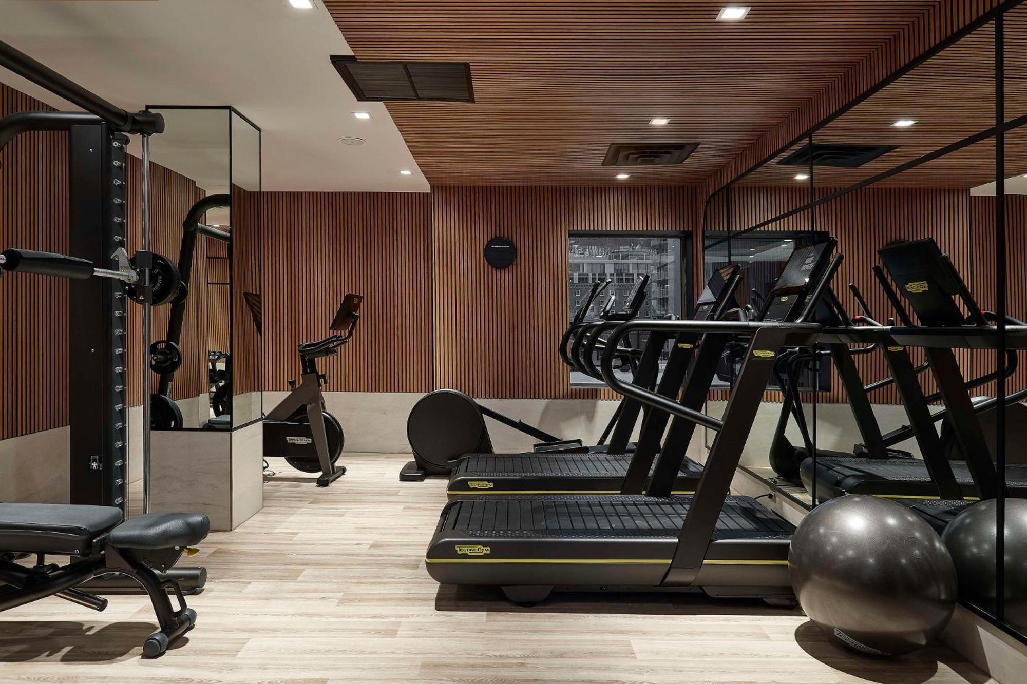 Vogue Hotel Montreal Downtown, Curio Collection By Hilton מראה חיצוני תמונה